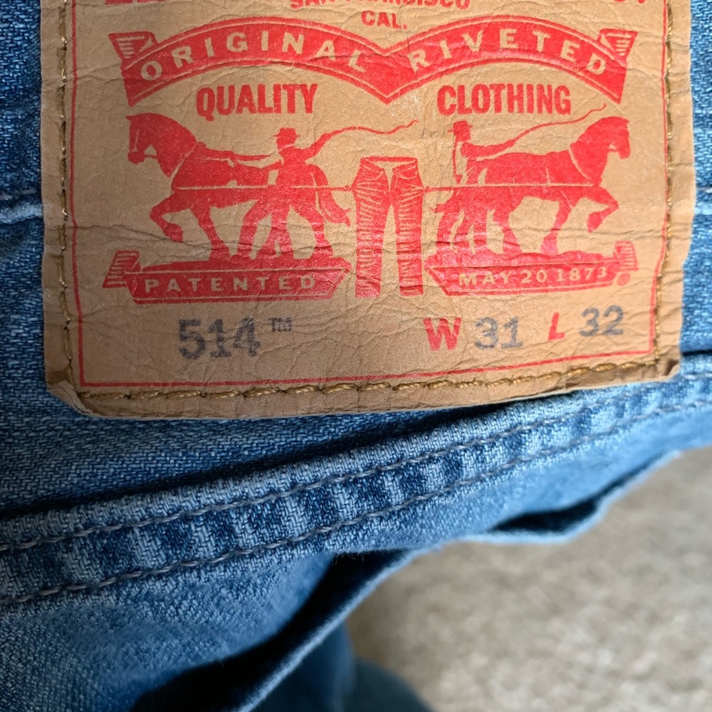 Levi’s 514’s 100% cotton. Straight leg